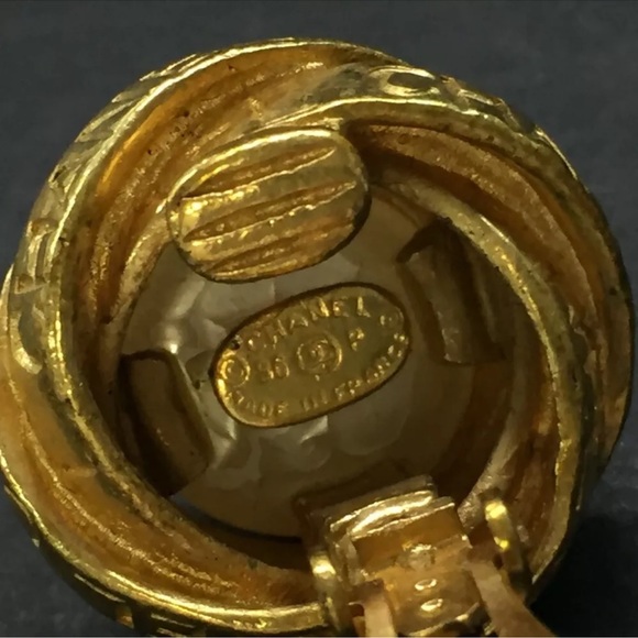 Vintage Chanel button Round coco logo mark Pearl Gold Clip on earrings - Picture 8 of 11
